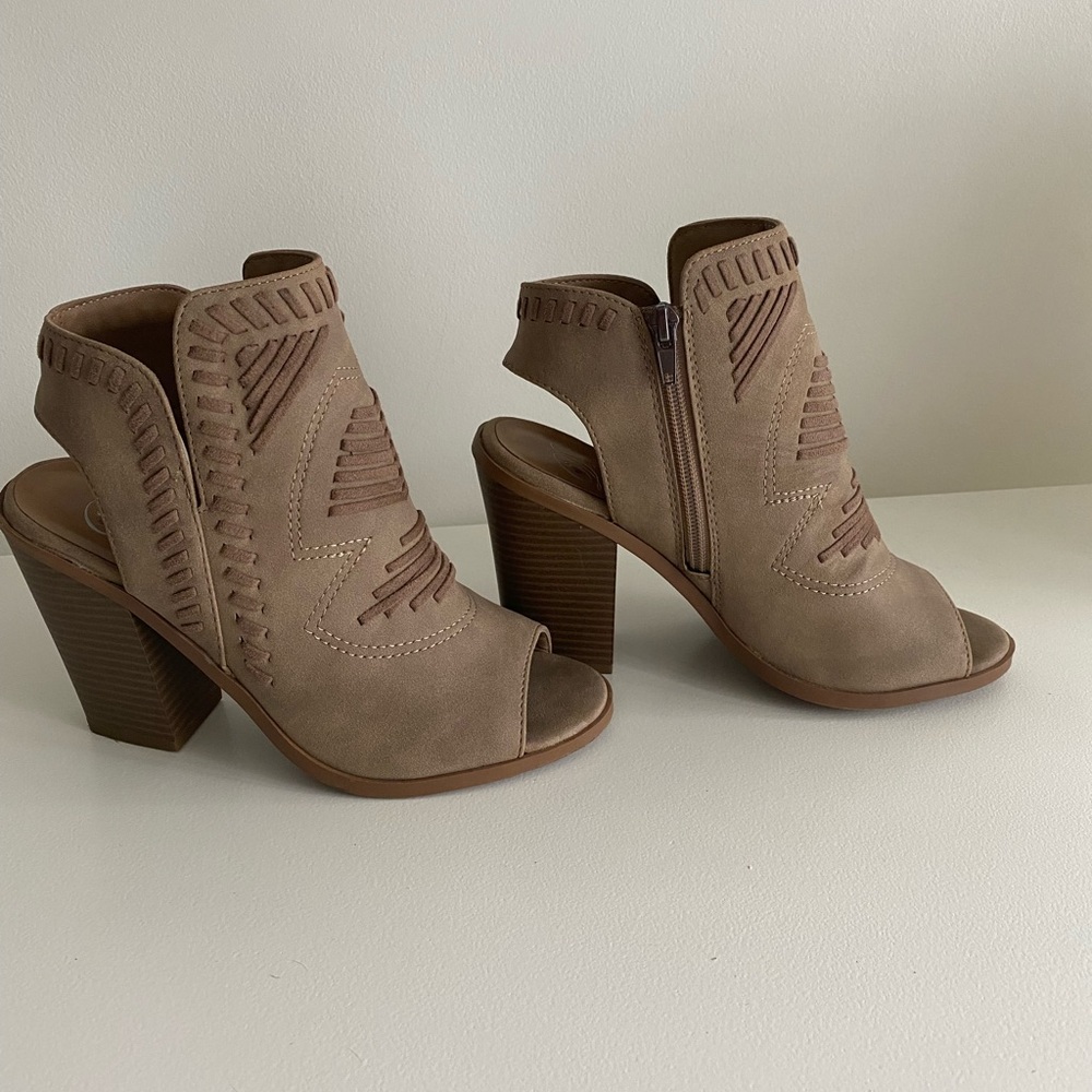 HEART IN D Women's Tan Peep-Toe Heeled Sandals SZ 7
